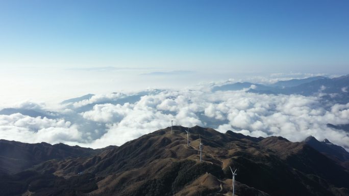 航拍晴朗天空下的桂林全州天湖景区