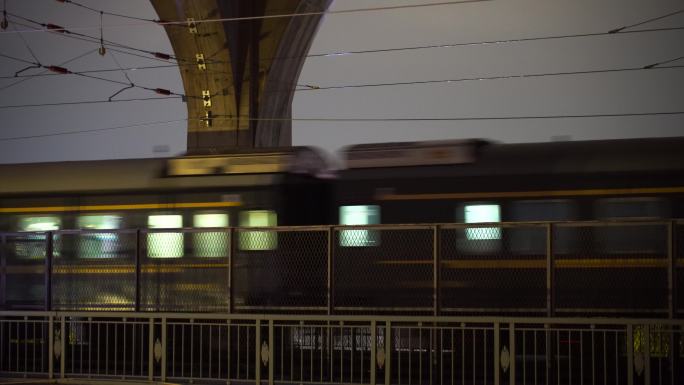 晚上武汉大桥动车高铁行驶夜间火车快速行驶