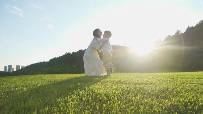 妈妈抱着小孩转圈温馨亲子嬉戏幸福家庭教育