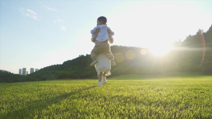 妈妈抱着小孩转圈温馨亲子嬉戏幸福家庭教育