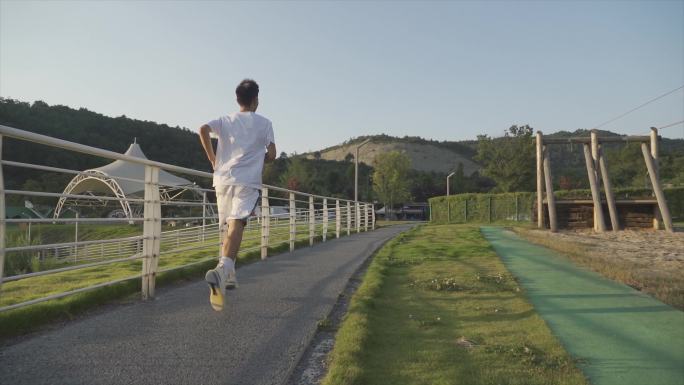 阳光少年公园跑步锻炼身体追光少年青春活力