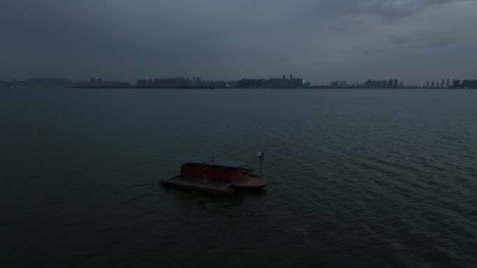 武汉汤逊湖湖面上的类似于太阳能渔政监控船