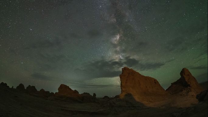 青海俄博梁英仙座流星雨延时摄影