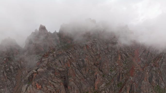 云海中的山峰