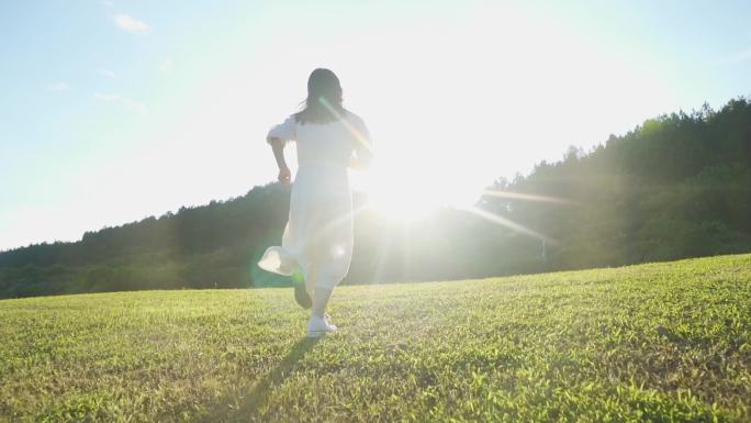 女生逆光奔跑追逐梦想向往自由积极向上青春