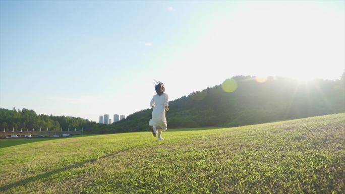 自由奔跑女生背影青春活力向往未来追逐梦想