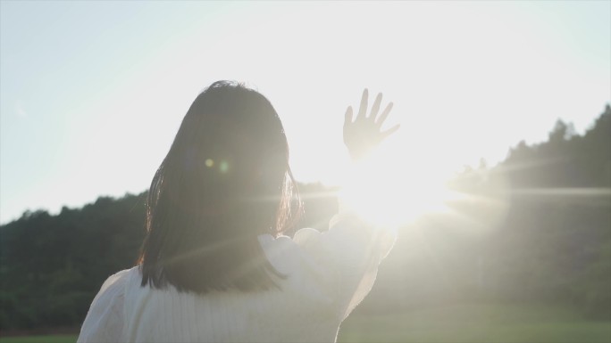 美女触摸阳光唯美夕阳女生背影向往美好文艺