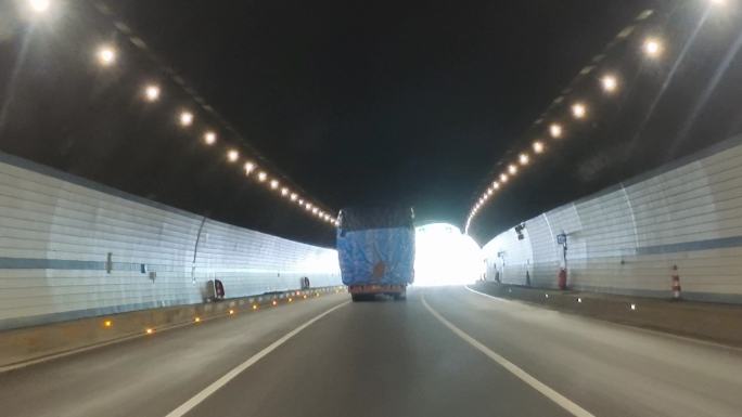 高速开车视频 穿过隧道速度感时空隧道