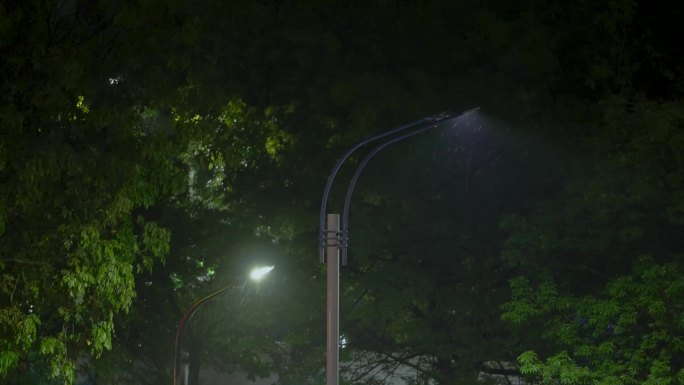 雨天街灯光影