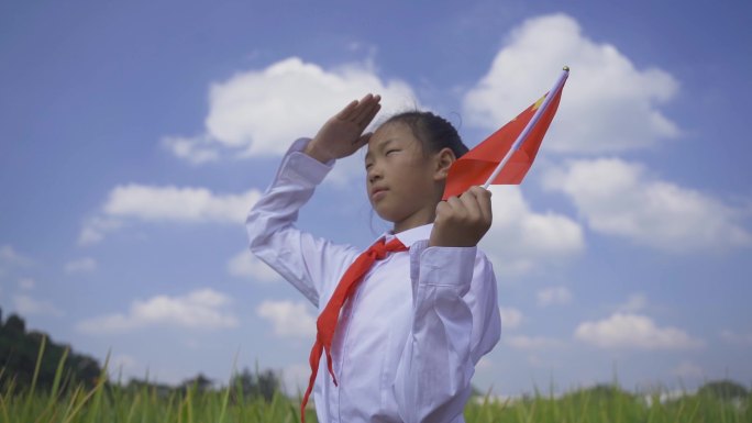 少年先锋队红领巾学生拿红旗敬队礼视频素材