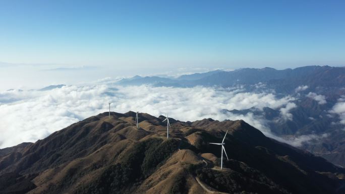 航拍晴朗天空下的桂林全州天湖景区