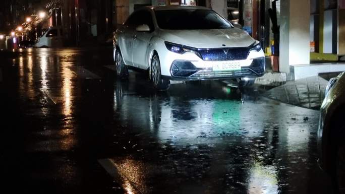 夜城市下雨夜晚雨季街景雨夜街伤感雨景雨滴