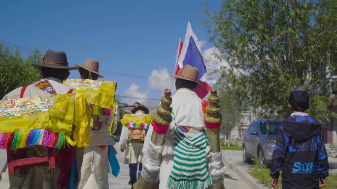 西藏农民 农民节日 期待丰收 敬田敬地