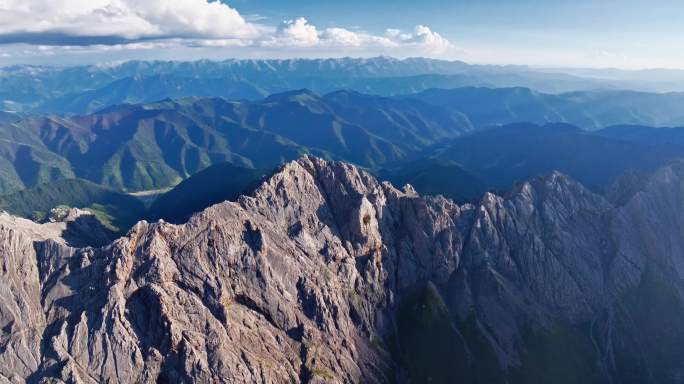 险峻的山峰