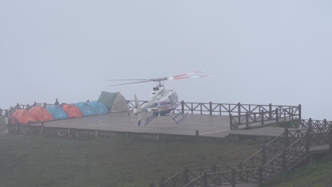 直升机降落停机坪直升飞机降落山顶停机坪