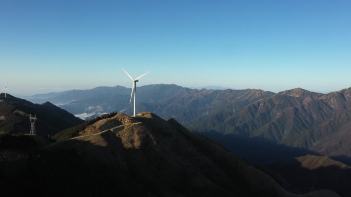 航拍晴朗天空下的桂林全州天湖景区