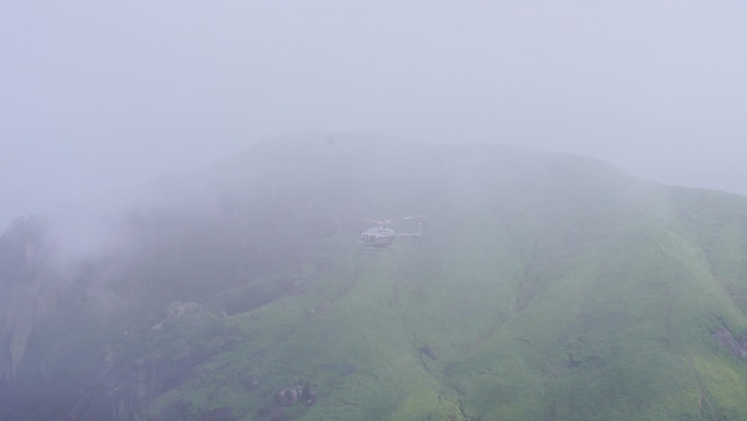 直升机飞过森林直升机飞过云雾山峰直升飞机