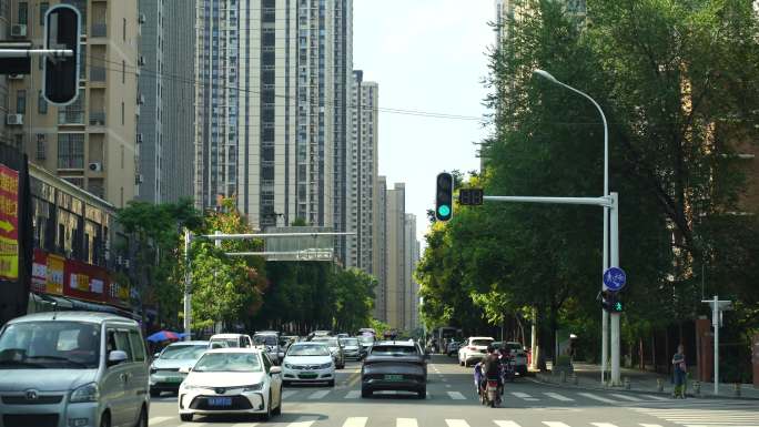 城市道路行驶车窗外风景汽车移动建筑风光