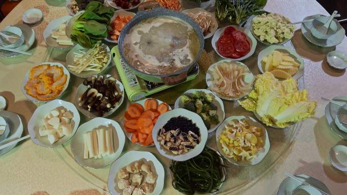 美食制作云南菌香鸡火锅烹饪