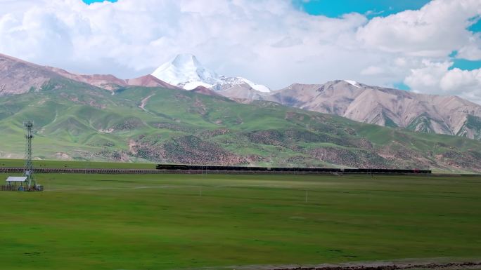 雪山草原上的青藏铁路行驶的列车大气航拍