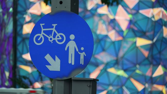 城市交通安全蓝色指示牌行人自行车道