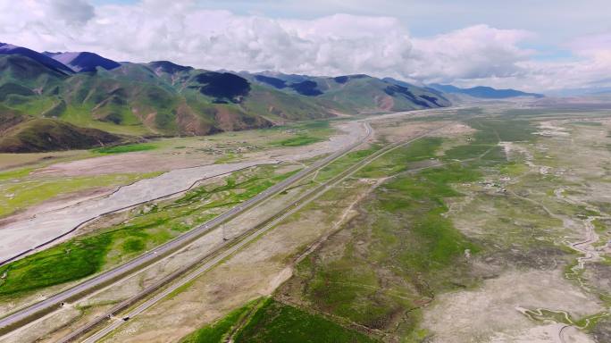 西藏那曲雪山草原上的青藏公铁三路并行航拍