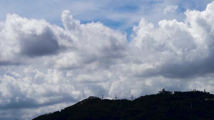 蓝天白云下的天语舟气象台
