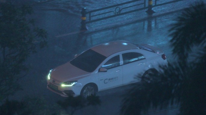 曹操出行网约车雨天行驶