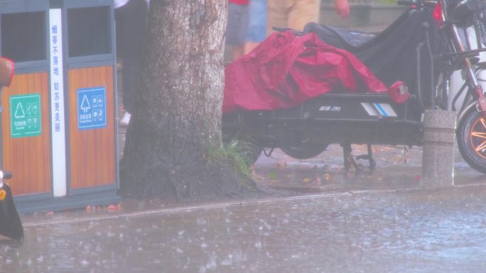 城市下暴雨下雨天雨季汽车人流街道街头车辆