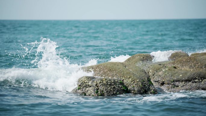 海浪拍打礁石