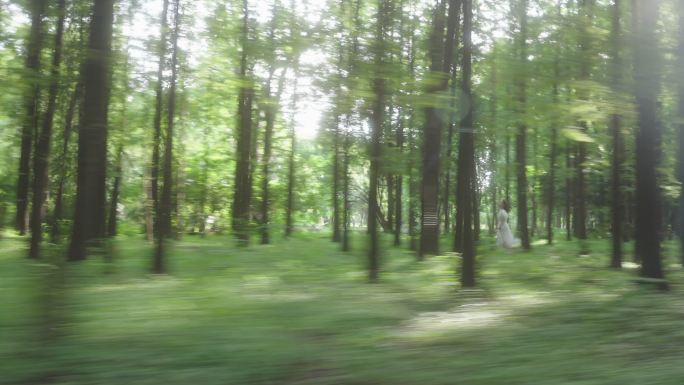 女孩在森林奔跑