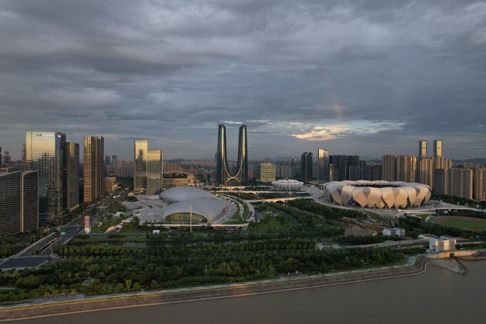 航拍杭州奥林匹克体育中心上空出现彩虹