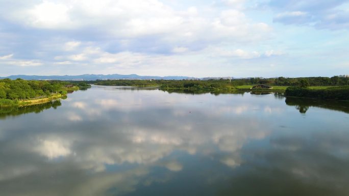 4K航拍成都龙泉驿区青龙湖湿地公园