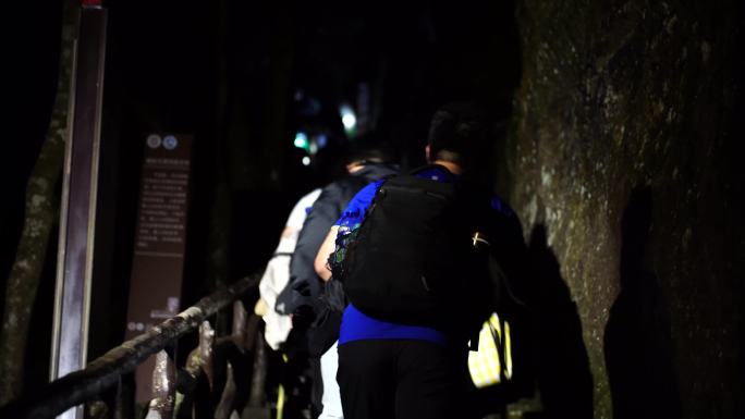 晚上爬山走路登山脚步特写人群爬山背影脚步