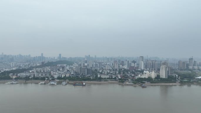 下雨阴天城市航拍武汉雨天长江两岸风景风光