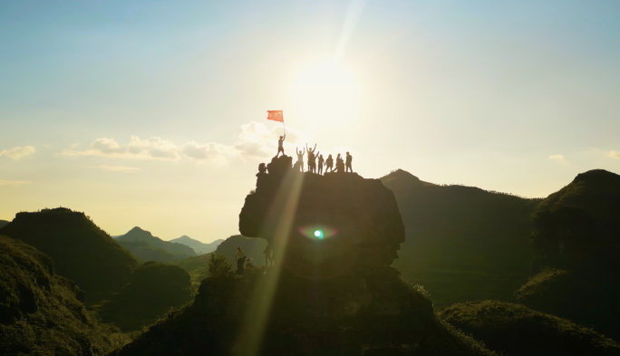 五星红旗迎风飘扬团队登山举起红旗爱国教育