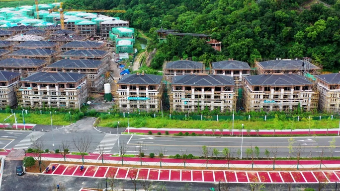 浙江台州路桥区飞龙湖，湖滨路边的别墅群