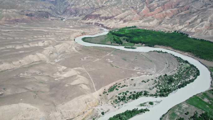 新疆喀拉峻草原牛奶河航拍