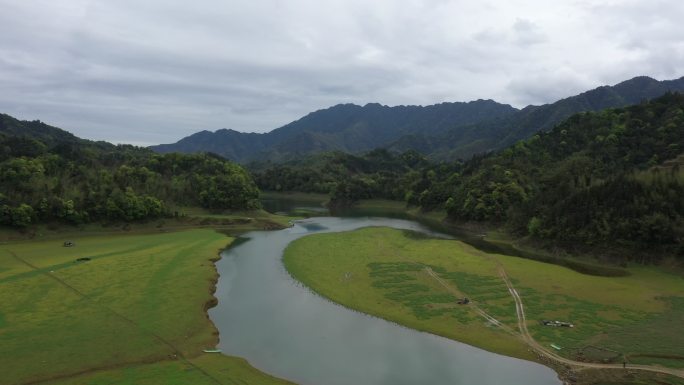 春天雨后天晴桂林群山间的河流和田园风光