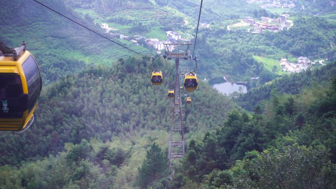 乘坐缆车景区索道观光缆车特写森林山上风景