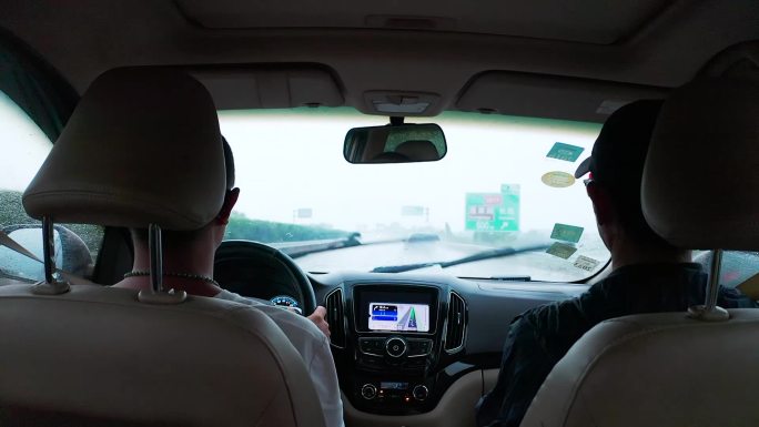 下雨高速驾车