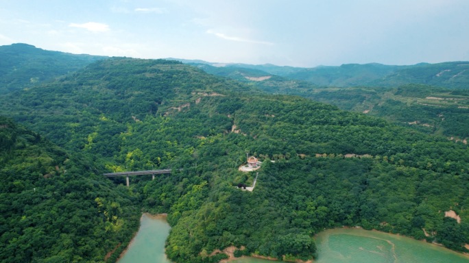 大山里的火车隧道