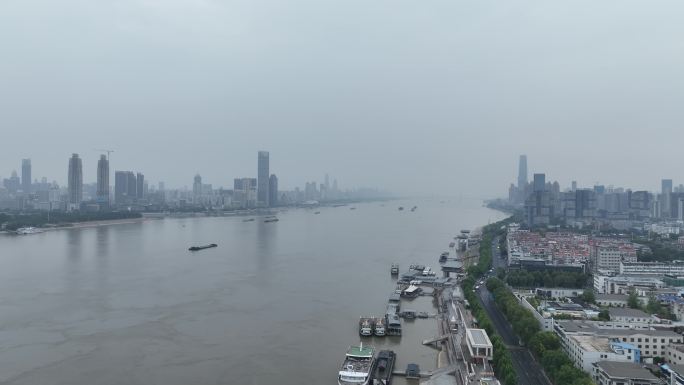 下雨阴天城市航拍武汉雨天长江两岸风景风光