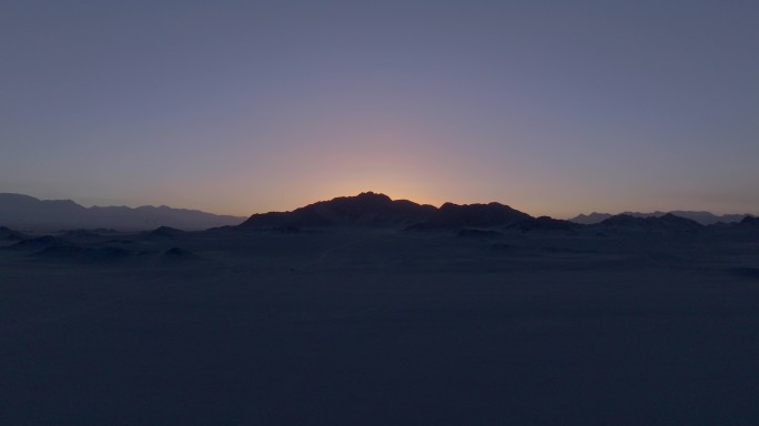 群山上的日出