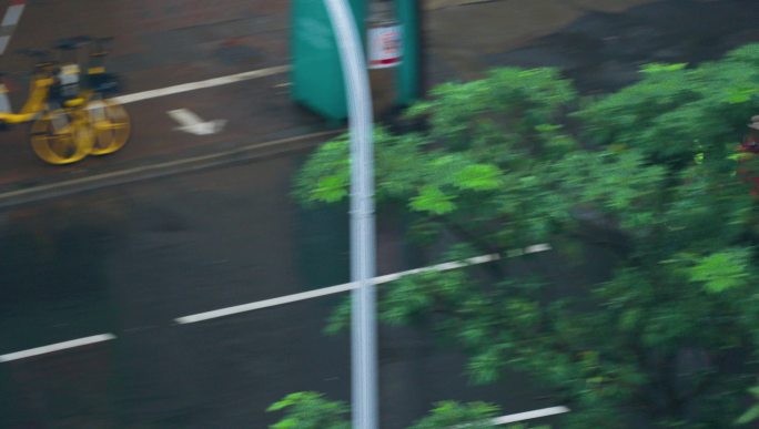 红色雨衣骑手