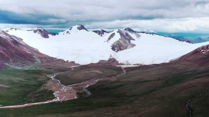 青藏高原唐古拉山雪山风光航拍