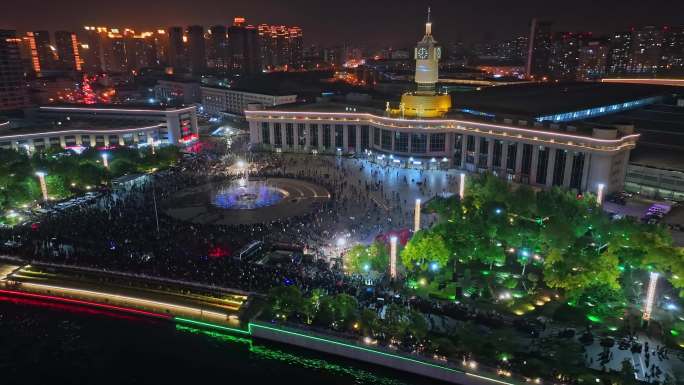 五一期间人山人海的天津站津湾广场绚丽夜景