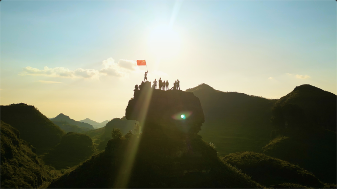 一群爱国青年山顶举起五星红旗红色文化祖国