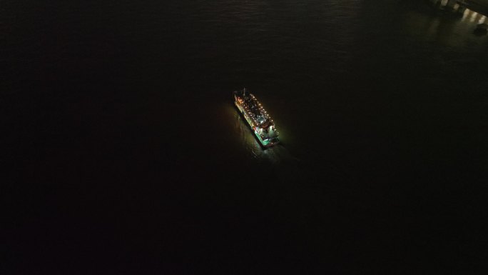 夜晚长江上游轮晚上轮船航拍夜景船只游船