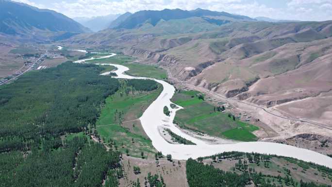 新疆喀拉峻草原牛奶河航拍